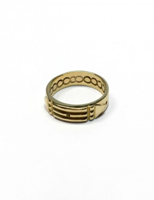 Golden ring with geometric engravings