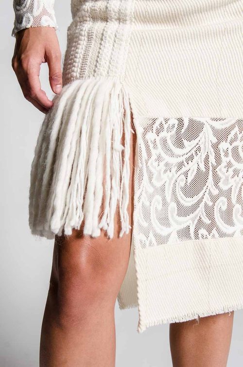 Falda midi blanca de flecos con combinación de texturas