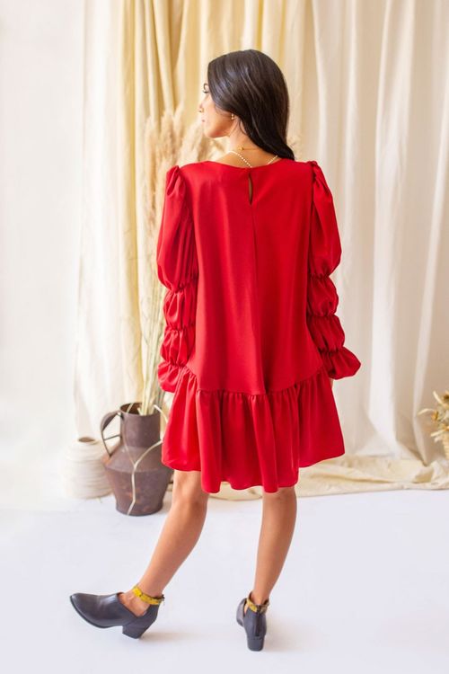 Vestido rojo con mangas abullonadas