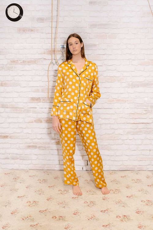 Pijama dos piezas amarillo con estampado de lunares y bies negro