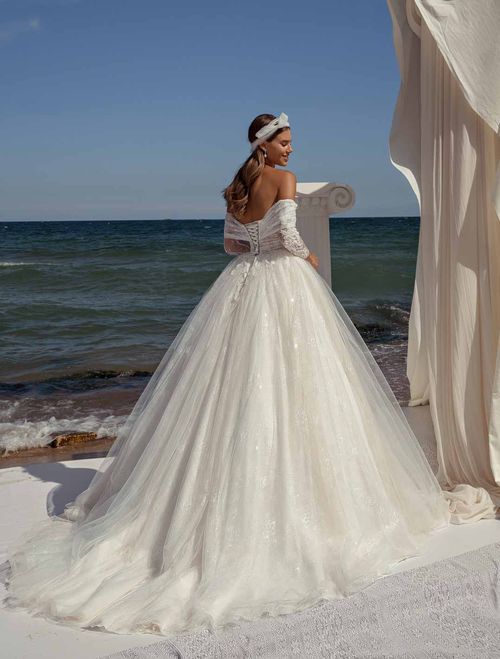 Wedding dress with princess cut and enveloping neckline with long sleeves in delicate lace