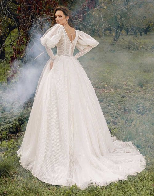 Wedding dress with puffed sleeves and tulle skirt