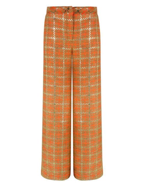 Pantalón flare naranja confeccionado en tejido lamé y bolsillos
