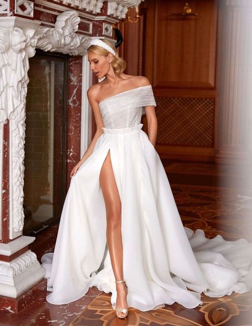 Vestido de novia con escote asimétrico y abertura lateral