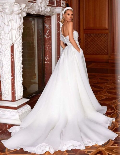 Vestido de novia con escote asimétrico y abertura lateral
