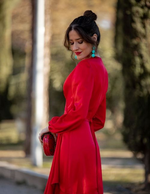 Red party midi dress with crossed ruffle and long sleeves - Invitada Perfecta