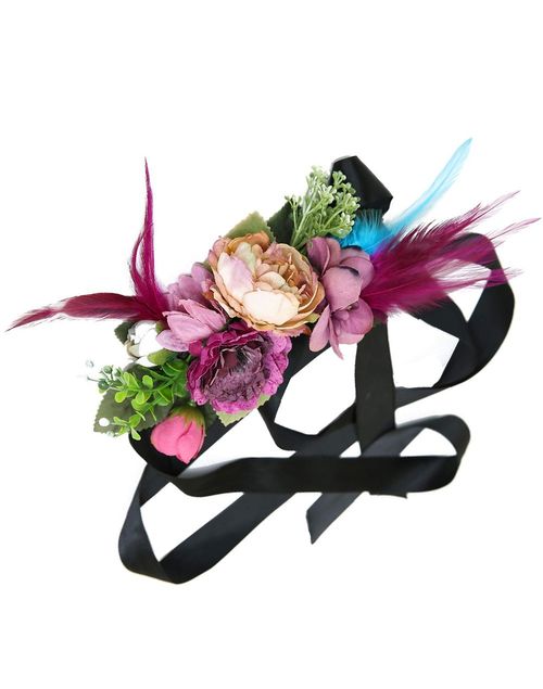 Cinturón de flores y plumas en tonos lilas y morados