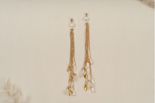Pendientes largos de cadenas adornadas con perlas y flores blancas preservadas