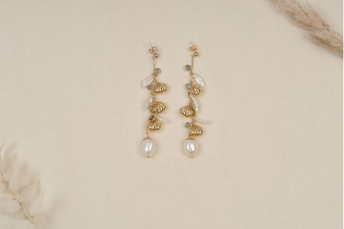 Long earrings adorned with small shells gilded with fine gold