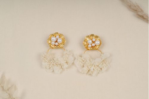 Long earrings with set gold shell and water pearls