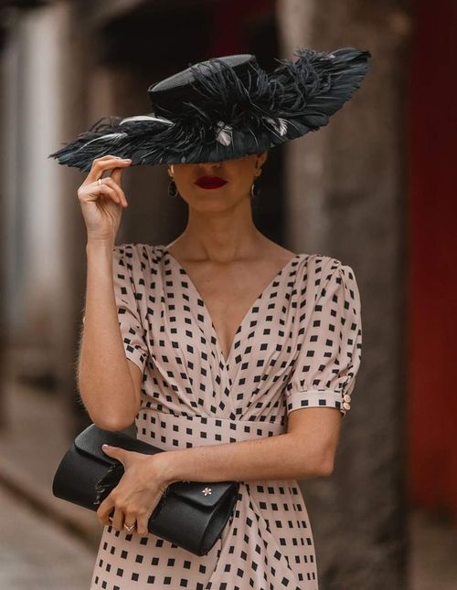 Pamela de ala ancha negra con plumas y tonos nude - Invitada Perfecta