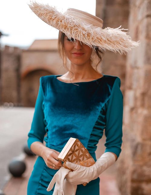 Wide-brimmed hat with feather fringes - PERFECT GUEST
