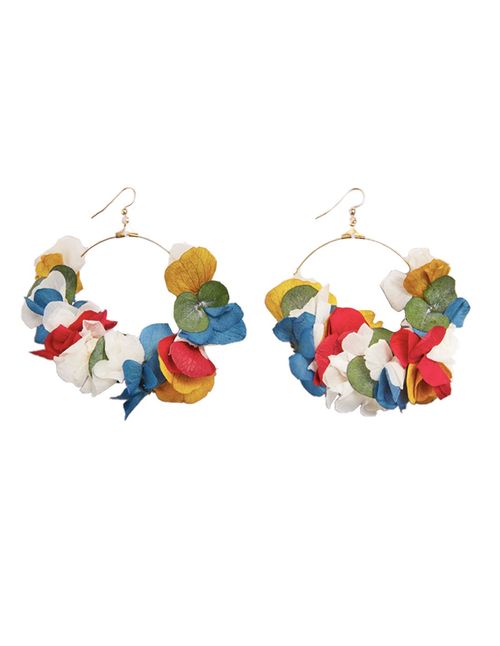 Guest earrings with colored hydrangea flowers