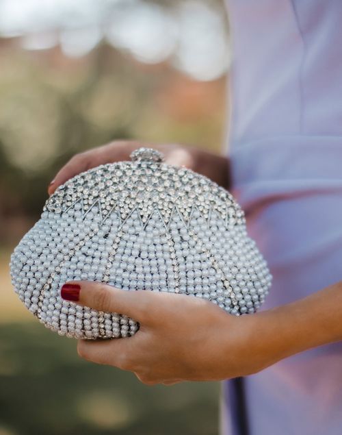 Shell-shaped party clutch with silver Swarovski crystals - Invitada Perfecta